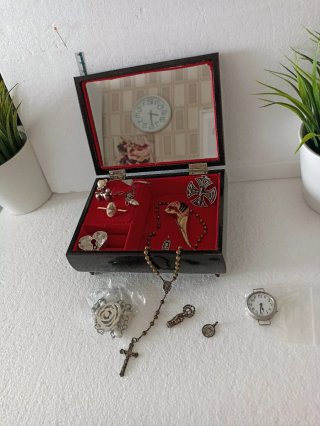 Antiguo joyero musical japonés lacado con flores