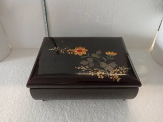 Antiguo joyero musical japonés lacado con flores