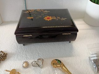 Antiguo joyero musical japonés lacado con flores