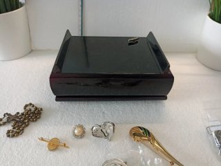 Antiguo joyero musical japonés lacado con flores