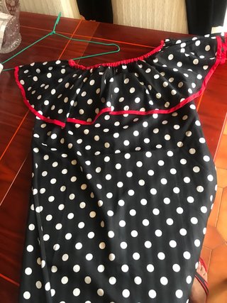 Vestido de lunares negro y rojo