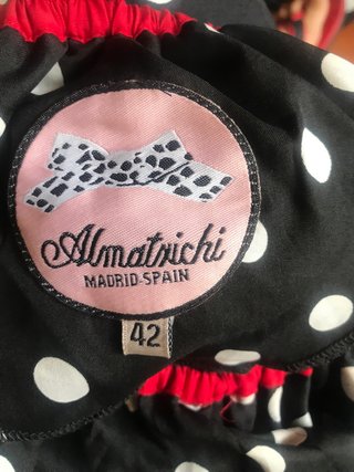 Vestido de lunares negro y rojo