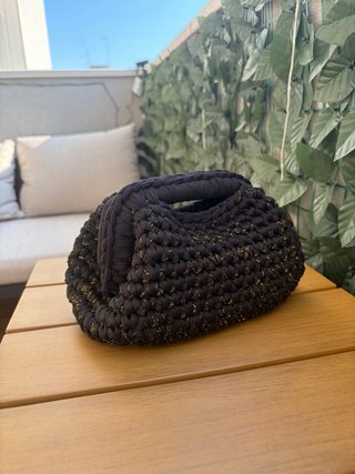 Clutch ad uncinetto nero con dettagli oro 16cm