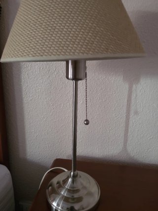 Lámpara de mesa beige y plateada