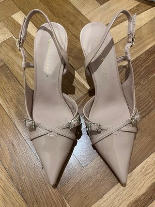 Dos pares de zapatos beige