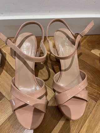 Dos pares de zapatos beige