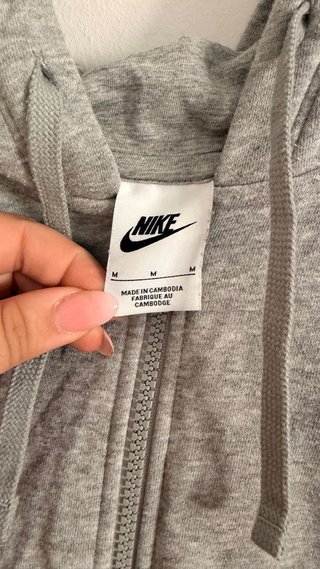 Chaqueta con capucha Nike gris