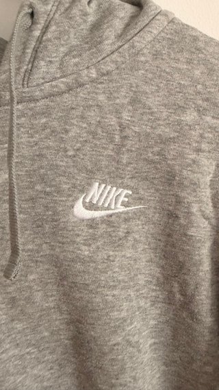 Chaqueta con capucha Nike gris