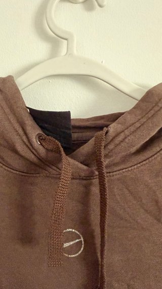 Sudadera marrón nike con logo brillante