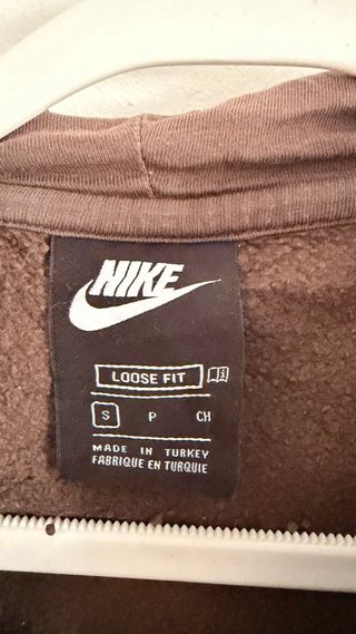 Sudadera marrón nike con logo brillante