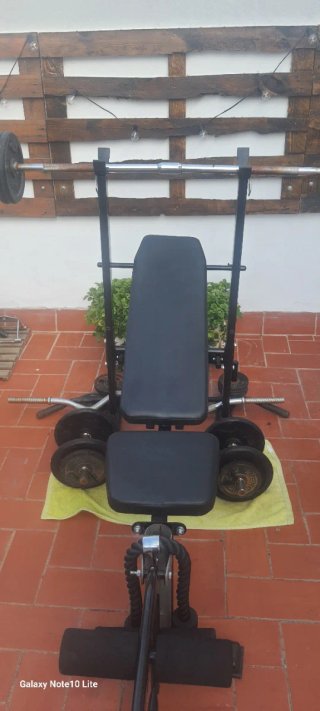 Banco de musculación y elíptica.