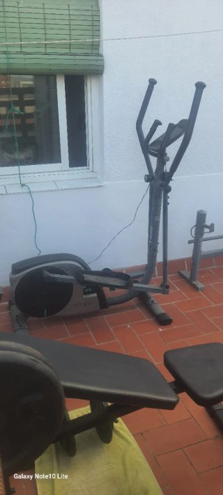 Banco de musculación y elíptica.