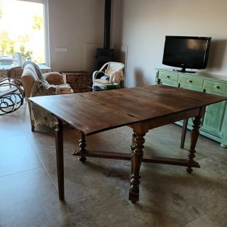 Mesa de madera antigua y cuatro sillas Thonet.
