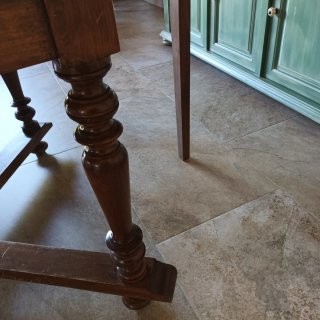Mesa de madera antigua y cuatro sillas Thonet.