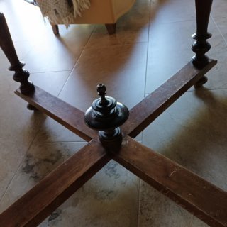 Mesa de madera antigua y cuatro sillas Thonet.