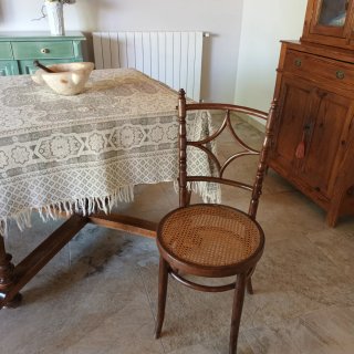 Mesa de madera antigua y cuatro sillas Thonet.