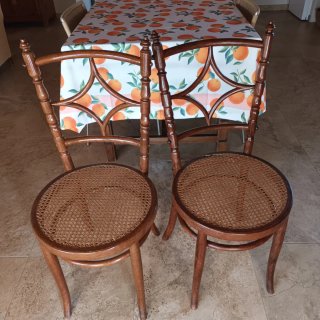 Mesa de madera antigua y cuatro sillas Thonet.