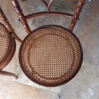 Mesa de madera antigua y cuatro sillas Thonet.