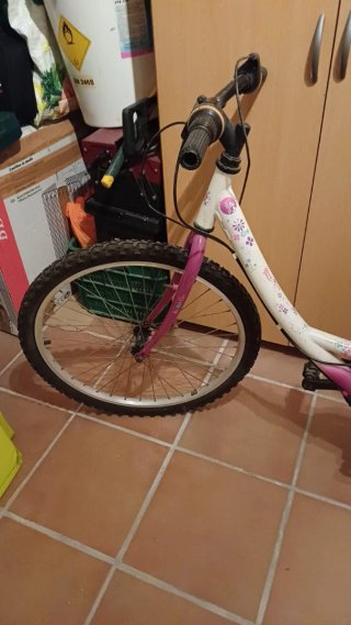 Bicicleta infantil blanca y rosa