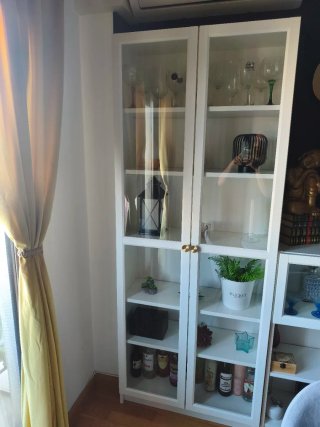 Vitrina de cristal y madera