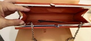 Bolso de satén naranja con cadena