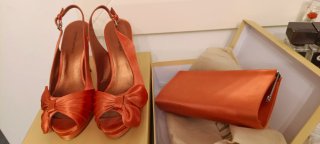 Bolso de satén naranja con cadena