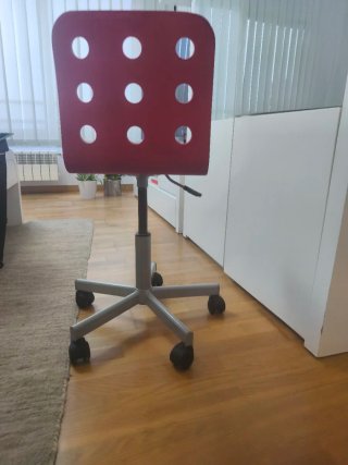 Silla de escritorio roja con ruedas