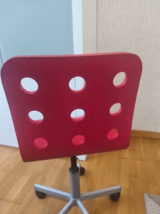 Silla de escritorio roja con ruedas