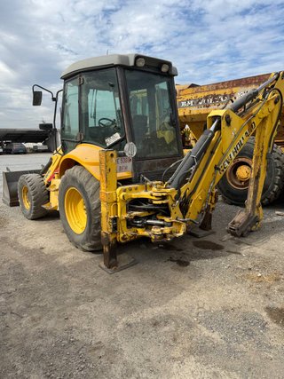 NEW HOLLAND LB110B-4PT