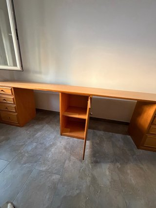 Escritorio madera marrón cajonera
