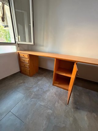 Escritorio madera marrón cajonera