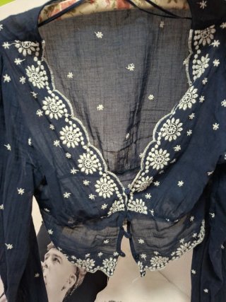 Camisa azul bordada