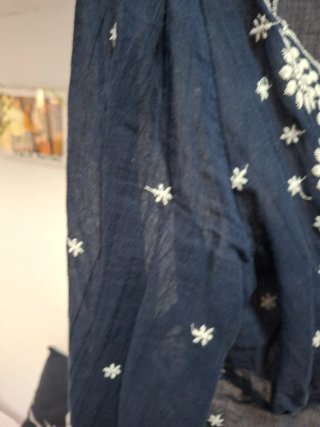 Camisa azul bordada