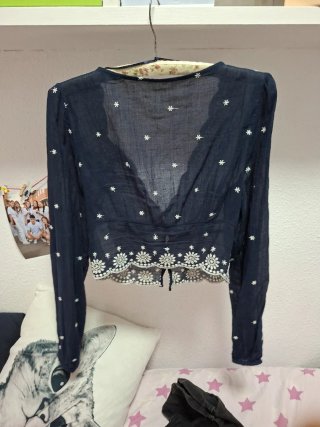 Camisa azul bordada