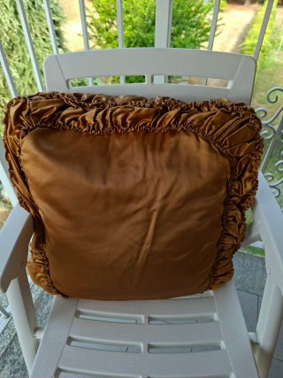 Cuscino vintage accuratamente ricamato a mano