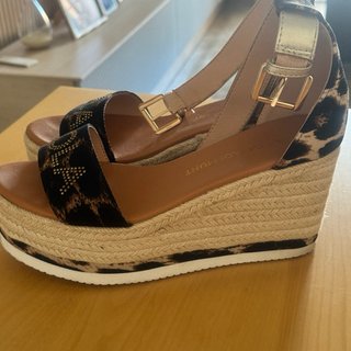 Sandalias cuña Lola Casademunt doradas animal prin