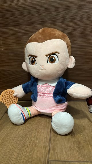 Peluche Eleven Stranger Things con Gofre