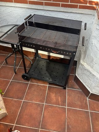 Barbacoa metálica negra con ruedas