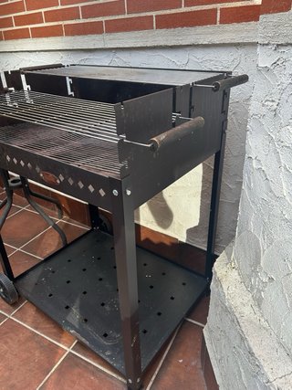 Barbacoa metálica negra con ruedas