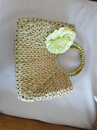 Bolso de rafia con flor y asas de madera