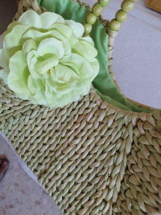 Bolso de rafia con flor y asas de madera