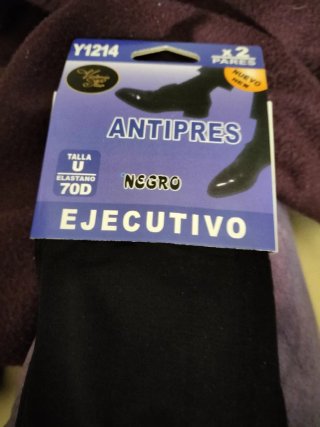 Boina de punto gris se regalan calcetines