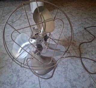 Ventilador Vintage Beige y Plateado