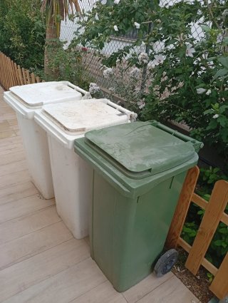 Grandi bidoni della spazzatura (2 bianchi, 1 verde)