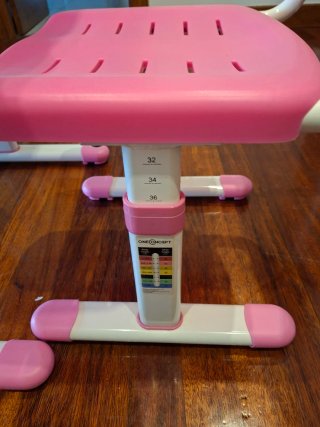 Escritorio infantil y silla rosa
