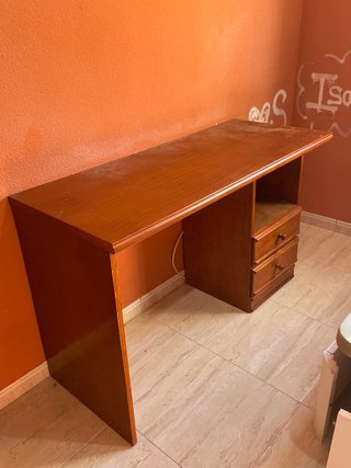 Escritorio de madera con cajones