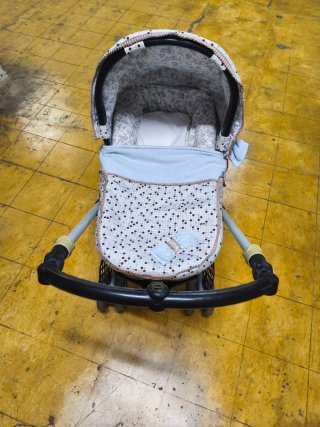 Carrito de bebé con maxicosi