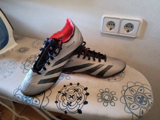 Botas de fútbol Adidas plateadas y rojas