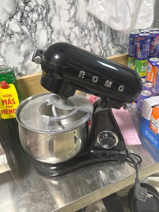 Amasadora Negra ROMO Sin utilizar. Sacado de caja