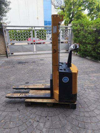 Apilador eléctrico averiado